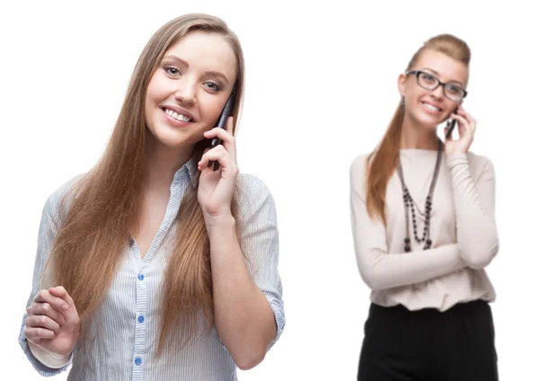 Mulheres de negócios sorridentes felizes que chamam pelo telefone móvel — Fotografia de Stock