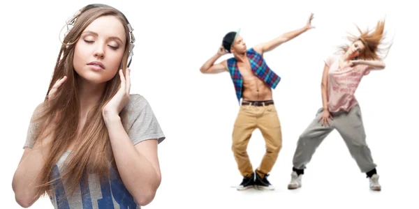 Mujer joven escuchando música y dos bailarinas en el fondo —  Fotos de Stock