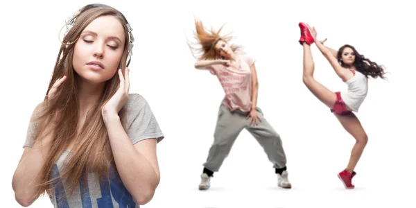 Mujer joven escuchando música y dos bailarinas en el fondo —  Fotos de Stock