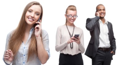Mobil telefonla aramayı mutlu gülümseyen iş adamları