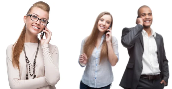 Счастливые улыбающиеся деловые люди звонят по мобильному телефону — стоковое фото
