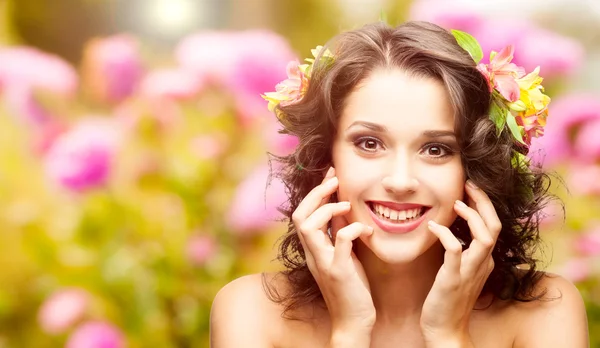 Mooie jonge vrouw over herfst achtergrond — Stockfoto