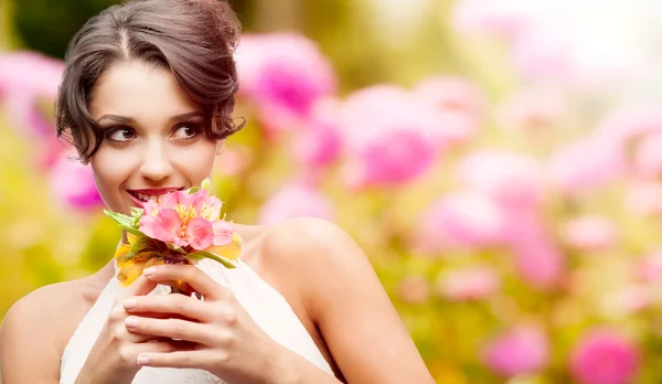 Bella giovane donna su sfondo autunno — Foto Stock