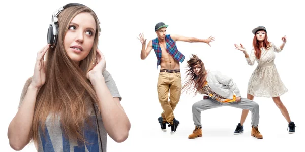 Mujer joven escuchando música y grupo de bailarinas en el fondo — Foto de Stock