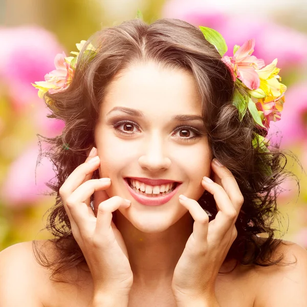 Hermosa mujer joven sobre fondo de otoño — Foto de Stock