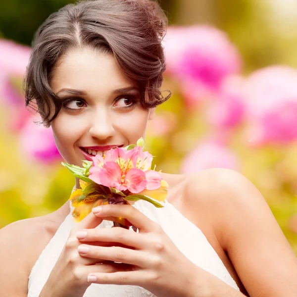 Bella giovane donna su sfondo autunno — Foto Stock