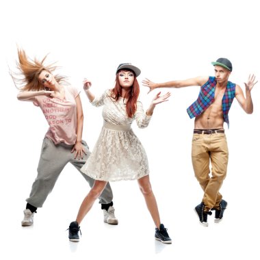 Grup genç hip hop dansçıları beyaz zemin üzerine