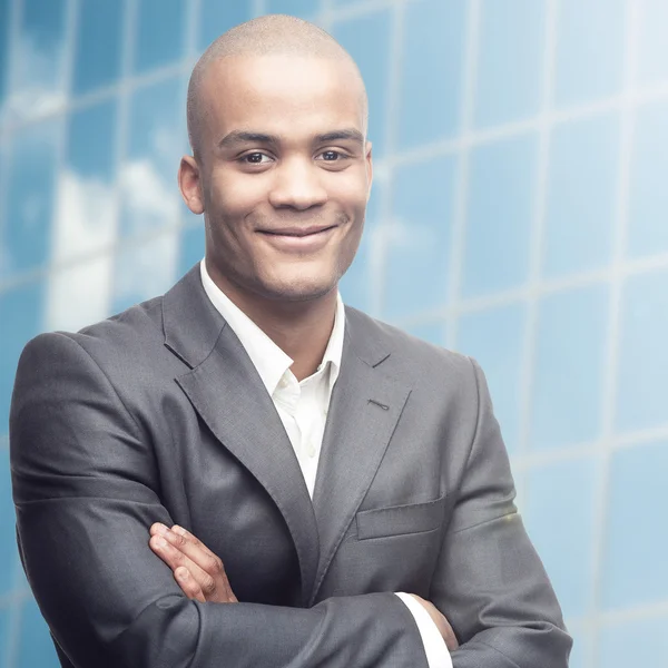 Erfolgreicher junger afrikanischer Geschäftsmann — Stockfoto