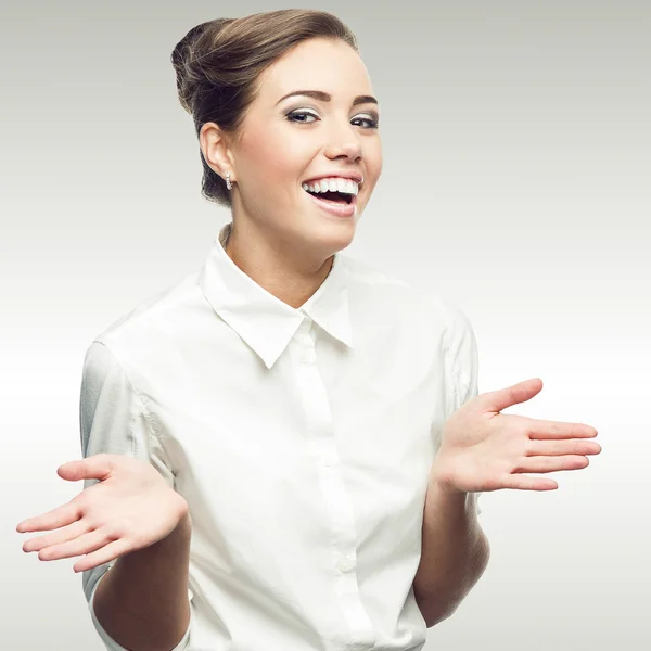 若いビジネス女性の笑みを浮かべてください。 — ストック写真