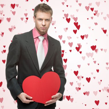 yakışıklı erkekler büyük kırmızı kalp basılı tutun.