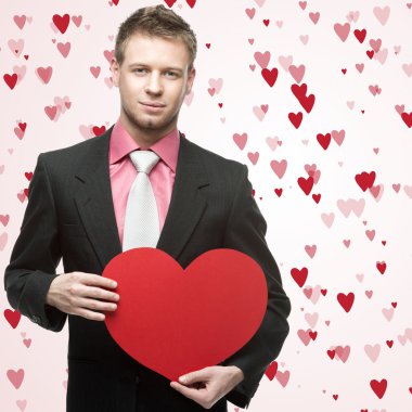 yakışıklı erkekler büyük kırmızı kalp basılı tutun.
