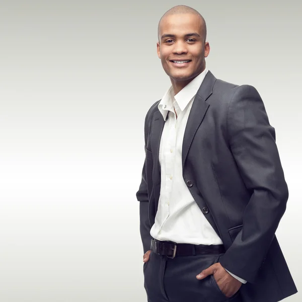 Succesvolle jonge Afrikaanse zakenman — Stockfoto