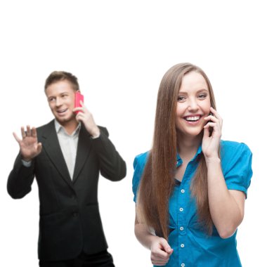 Mobil telefonla aramayı mutlu gülümseyen iş adamları