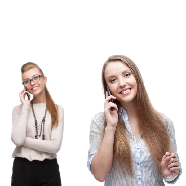 Glada leende affärskvinnor som ringer genom mobil telefon — Stockfoto
