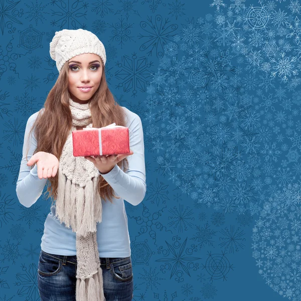 Felice giovane donna in possesso di regalo su sfondo invernale — Foto Stock