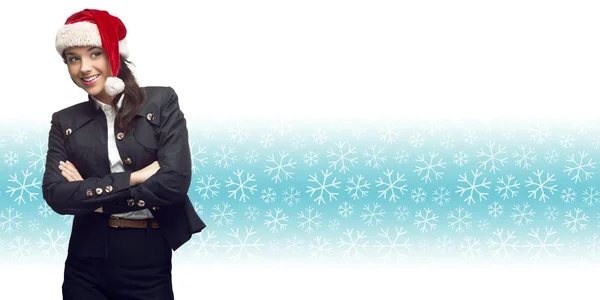 Junge Geschäftsfrau mit Weihnachtsmannmütze steht über winterlichem Hintergrund — Stockfoto