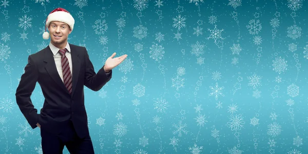 Jonge zakenman in kerstmuts met lege ruimte over winter — Stockfoto