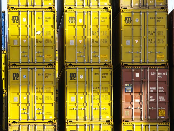 Εμπορευματοκιβώτια Στοιβαγμένα Έτοιμα Φορτωθούν Στις Αποβάθρες Felixstowe — Φωτογραφία Αρχείου