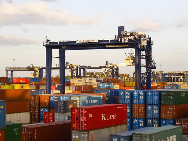 Felixstowe rıhtımında vinç tarafından yüklenmeyi bekleyen konteynırlar..