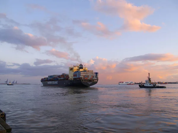 Duży Kontenerowiec Pełen Kontenerów Opuszcza Port Felixstowe Docks — Zdjęcie stockowe