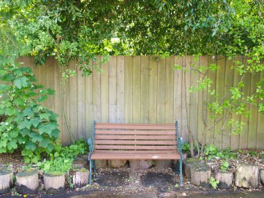 Kamusal alanda park bankının içi boş duruyor..