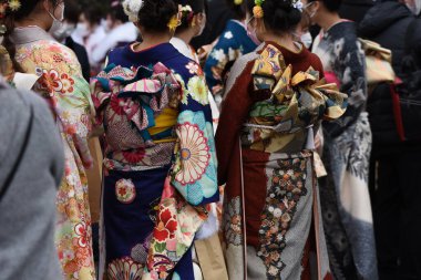 Geleneksel Kimono giyen genç Japon kadınları yaş günü kutlamaları için.