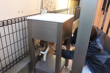 Açık hava lavabo kurulumunun inşaat manzarası.