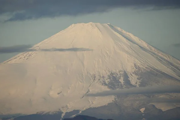 구름에서 눈으로 뒤덮인 Fuji — 스톡 사진