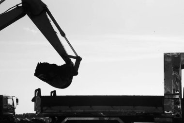 Bir inşaat alanındaki Crane kazıcısının silüeti..