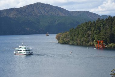 Japonya 'nın Kanagawa Eyaleti Hakone Ashinoko Gölü' ndeki turistik merkezler.
