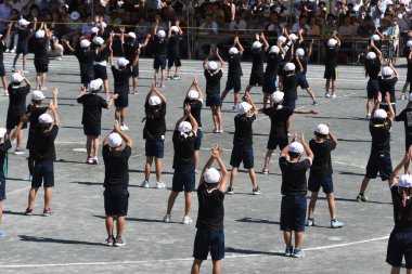 Japonya 'daki ilköğretim okulları / okullar ilkokuldan liseye kadar spor günü düzenlerler..