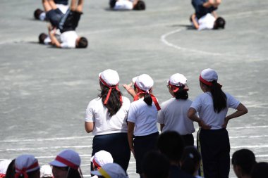 Japonya 'daki ilköğretim okulları / okullar ilkokuldan liseye kadar spor günü düzenlerler..