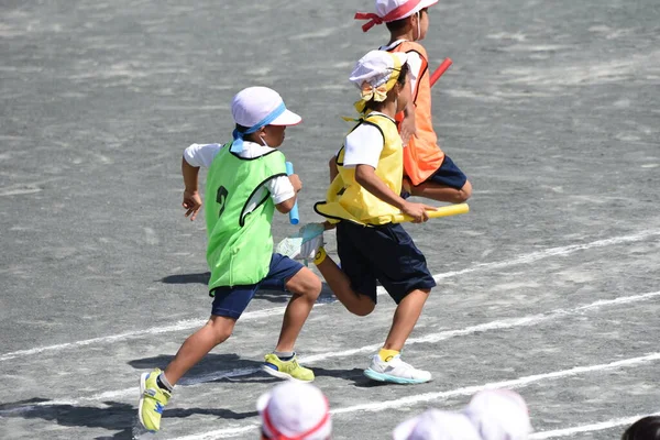Japonya 'daki ilköğretim okulları / okullar ilkokuldan liseye kadar spor günü düzenlerler..