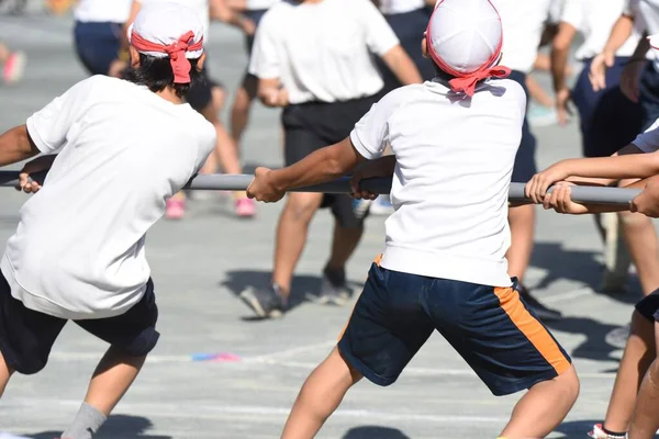 Japonya 'daki ilköğretim okulları / okullar ilkokuldan liseye kadar spor günü düzenlerler..
