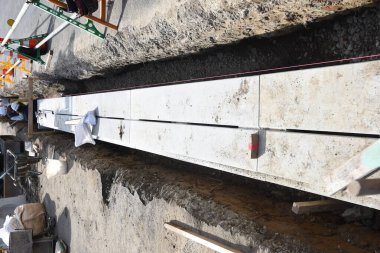 Yolda sokak oluğunun inşaatı.