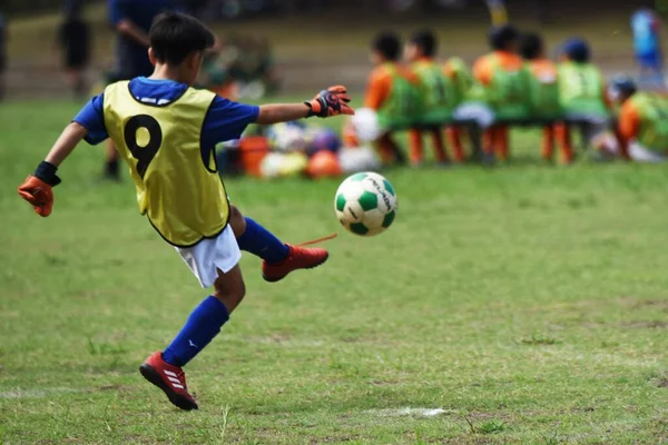Japon ilkokul futbol takımının maç sahnesi.