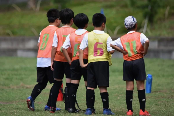 日本小学足球队比赛现场 — 图库照片