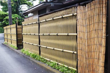 Yapay bambudan yapılmış Japon tarzı bir çit..