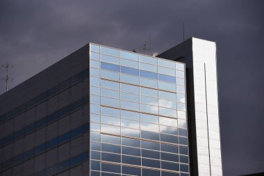 : Japonya sokaklarında pencere ve bina manzaraları