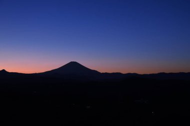 Şubat 'ta gün batımından sonra Fuji Dağı' nın siluet manzarası.