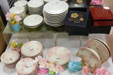  Japonya 'da vergiden önce her şeyi 100 yene alabileceğiniz 100 yenlik mağazalar var..