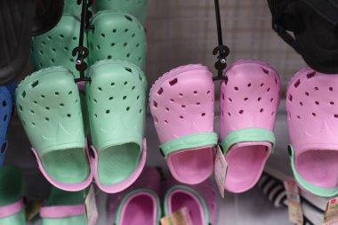  Japonya 'da vergiden önce her şeyi 100 yene alabileceğiniz 100 yenlik mağazalar var..