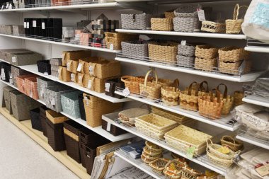  Japonya 'da vergiden önce her şeyi 100 yene alabileceğiniz 100 yenlik mağazalar var..