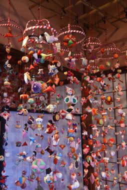 Geleneksel el yapımı asma süslemeleri Izu Inatori, Shizuoka, Japonya 'da, kızının sağlıklı bir şekilde büyümesi umuduyla dekore edilmiştir.)