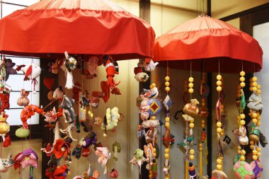 Geleneksel el yapımı asma süslemeleri Izu Inatori, Shizuoka, Japonya 'da, kızının sağlıklı bir şekilde büyümesi umuduyla dekore edilmiştir.)