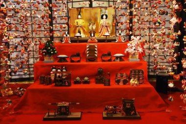 Geleneksel el yapımı asma süslemeleri Izu Inatori, Shizuoka, Japonya 'da, kızının sağlıklı bir şekilde büyümesi umuduyla dekore edilmiştir.)