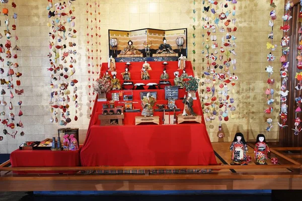 Geleneksel el yapımı asma süslemeleri Izu Inatori, Shizuoka, Japonya 'da, kızının sağlıklı bir şekilde büyümesi umuduyla dekore edilmiştir.)