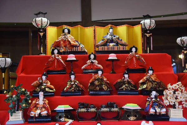 Geleneksel el yapımı asma süslemeleri Izu Inatori, Shizuoka, Japonya 'da, kızının sağlıklı bir şekilde büyümesi umuduyla dekore edilmiştir.)