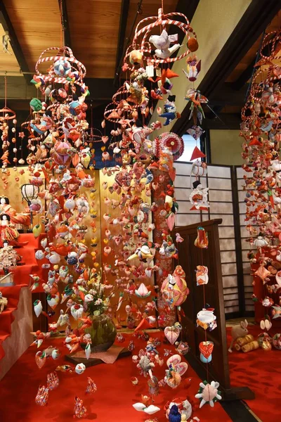 Geleneksel el yapımı asma süslemeleri Izu Inatori, Shizuoka, Japonya 'da, kızının sağlıklı bir şekilde büyümesi umuduyla dekore edilmiştir.)