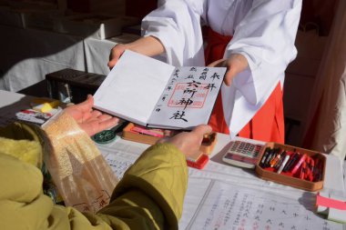 Goshuin-cho Japon tapınak foklarının koleksiyonu için bir kitaptır.,
